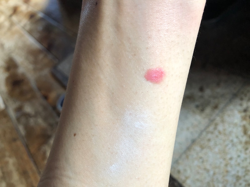 「リップグロス　パールピンクベージュ」を唇につけると、色が馴染んでくる