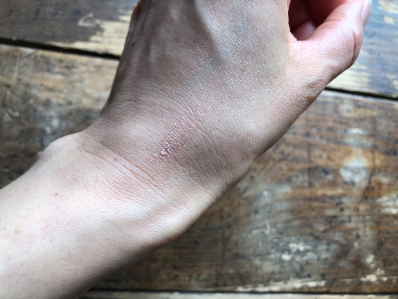 ダイソーの「UR GLAM」の「スリムアイシャドウスティック　シャイニーピンク」は肌馴染みが良い色合い