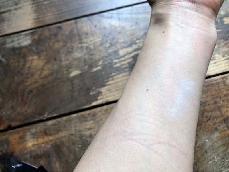 ダイソーの「UR GLAM」の「オイルブロックパウダー　ルーセント」はさらっとしている