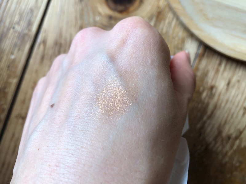 ダイソーの「UR GLAM」の「オーロラアイシャドウ　02」はベーシックな色合い