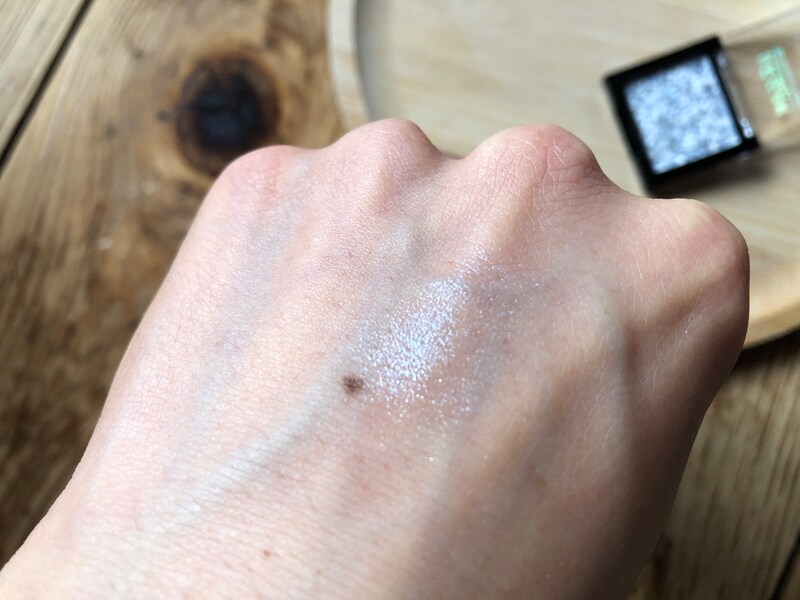 ダイソーの「UR GLAM」の「マーブルアイシャドウ　02」は艶感がある