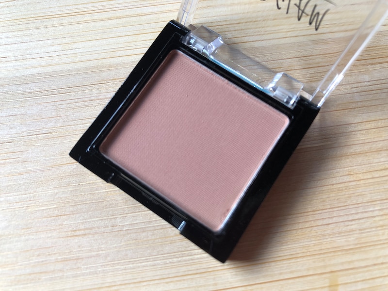 ダイソーの「UR GLAM」の「パウダーアイシャドウ　ウォームベージュ」