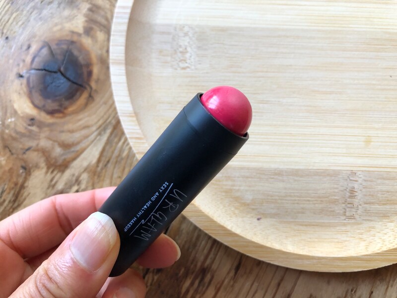 ダイソーの「UR GLAM」の「スティックチーク　チェリーレッド」