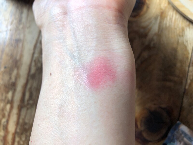 ダイソーの「UR GLAM」の「スティックチーク　チェリーレッド」は最初は濃いめの色