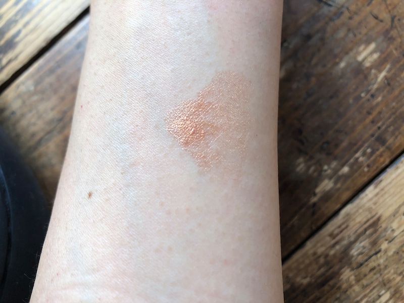 ダイソーの「UR GLAM」の「リキッドアイシャドウ　ゴールドブラウン」は使いやすく発色もきれい