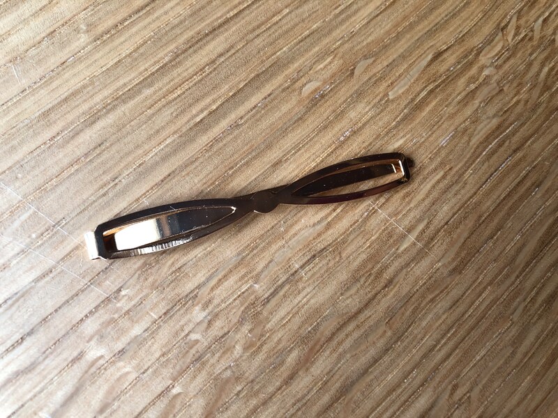 リボンに似た形で少しボリュームがある装飾ヘアピン