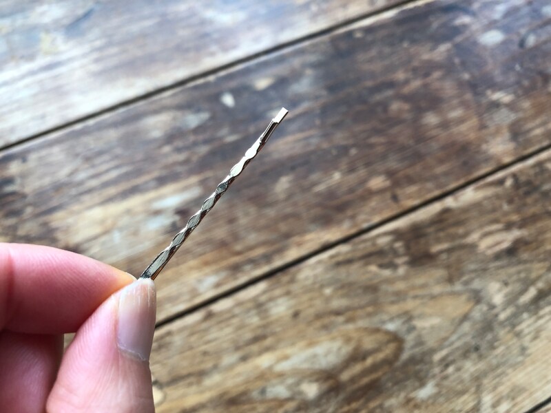 ヘアピンに少しデザイン性があり、細めのタイプ