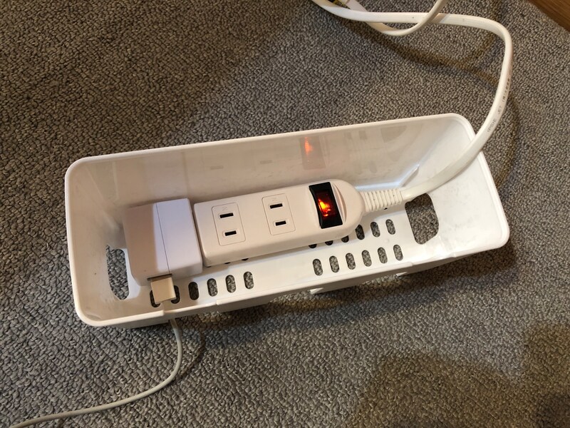 ダイソーの「タップ収納ケース」の中にタップを入れることで隠せる