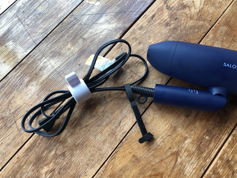 ダイソーの「コードクリップ」ならドライヤーのコードも簡単にまとめられる