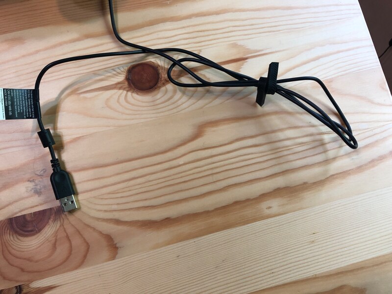 ダイソーの「コードバンド」は形状維持されるので、巻き付けるだけでOK