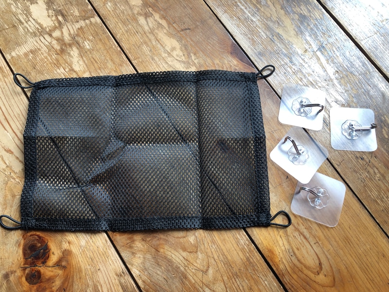 ダイソーの「デスク下コンセント収納」はネットとフックのセット