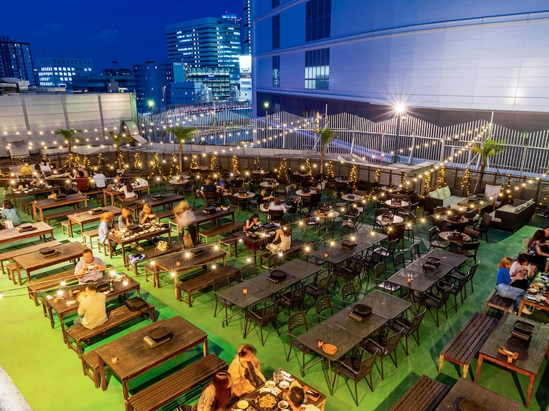 横浜駅西口「横浜モアーズ」屋上テラスでアジアン・エスニックなビアガーデンを堪能(画像はイメージ、提供画像)