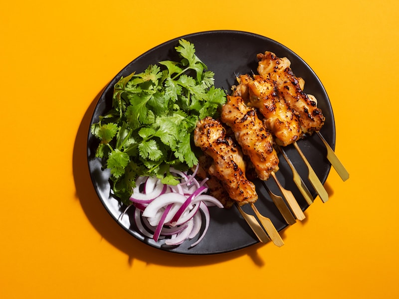 オリエンタル風サテ(インドネシアで食べられている焼き鳥)などビアガーデン限定のエスニック料理を堪能(画像はイメージ、提供画像)