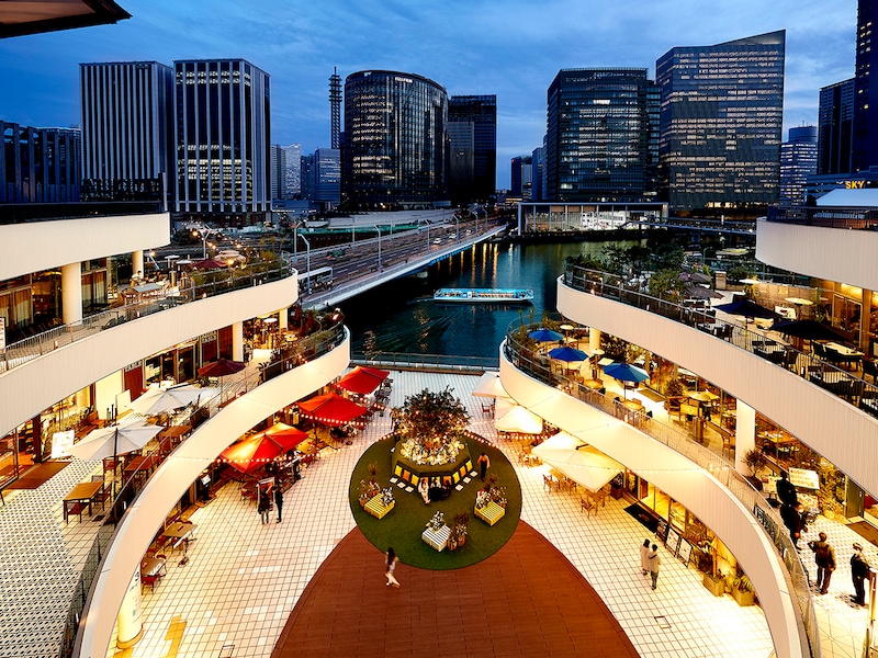 横浜ベイクォーター 3階 メイン広場でアメリカンスタイルのBBQを楽しめる!(画像はイメージ、提供画像)