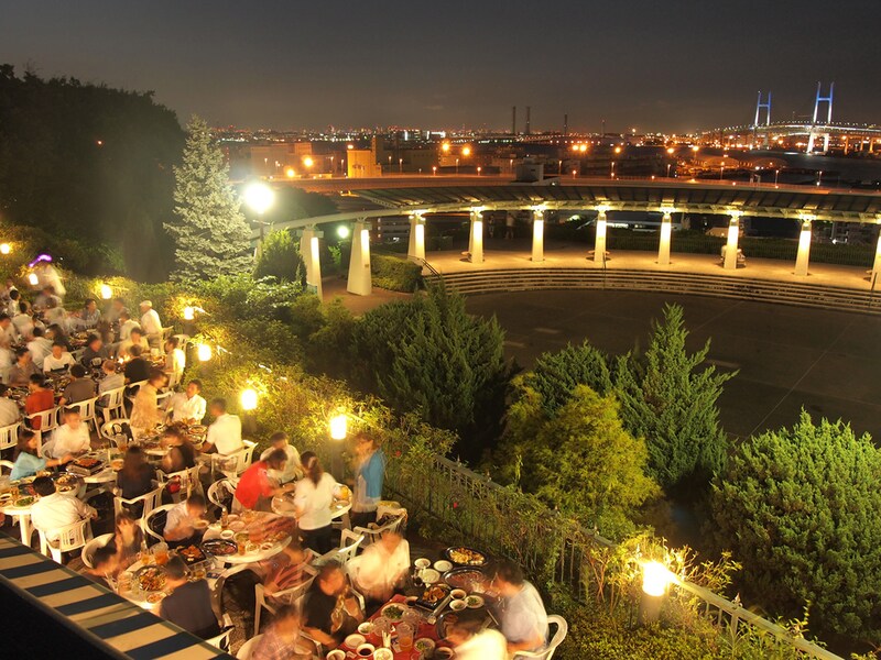 横浜ベイブリッジが見えるロケーションでBBQを楽しめる(提供画像)