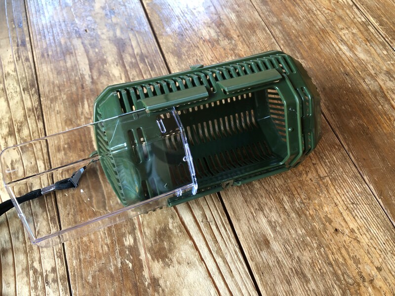 ダイソーの「虫かご」のレンズカバーはスライド式