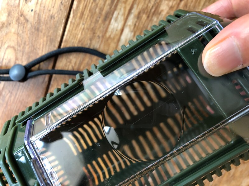 ダイソーの「虫かご」のレンズカバーには虫めがねがついている