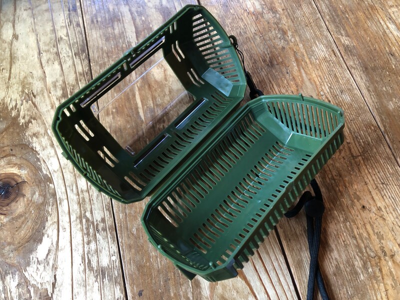 ダイソーの「虫かご」は大きく開くことができる