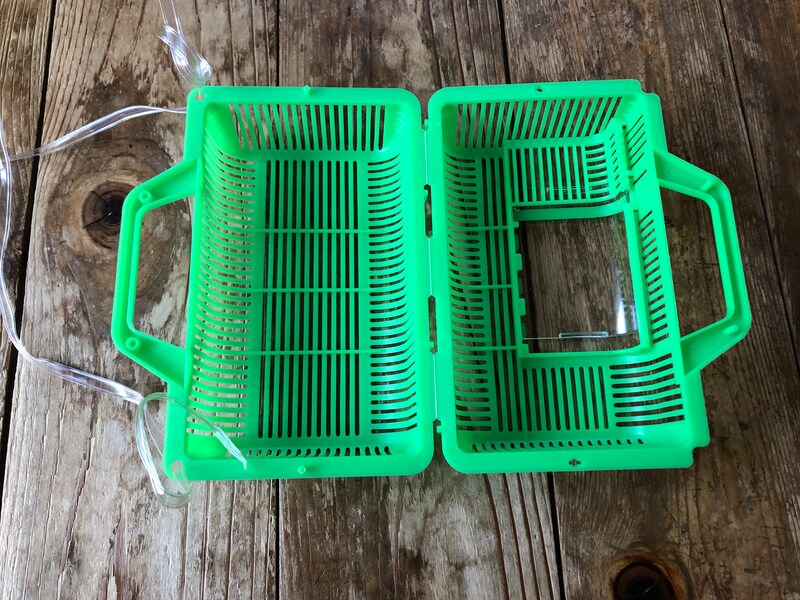 ダイソーの「虫かご（角型）」はパカッと開く