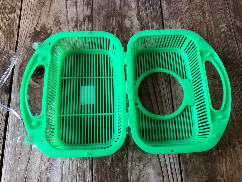 ダイソーの「虫かご（丸型）」も大きく開く