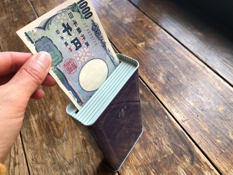 ダイソーの「お札が入れられる貯金箱」に1000円札を入れてみる