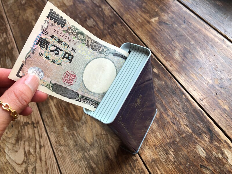 ダイソーの「お札が入れられる貯金箱」は1万円札も問題なく入る