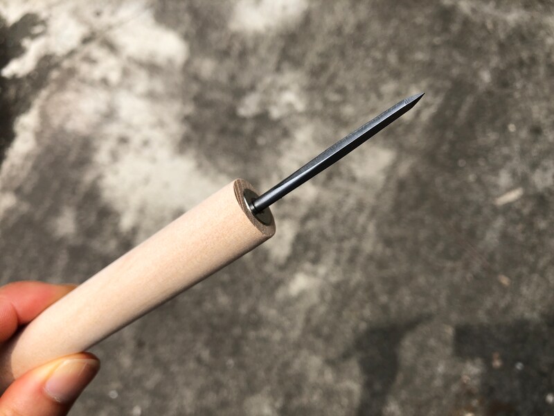 ダイソーの「四方キリ」の先端は四角すい