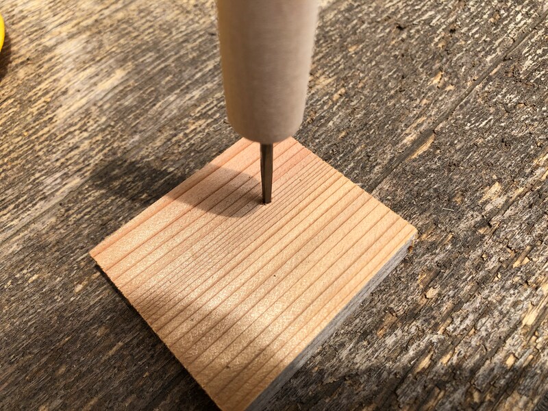 ダイソーの「四方キリ」は木材に対して刃先を垂直にして使用する