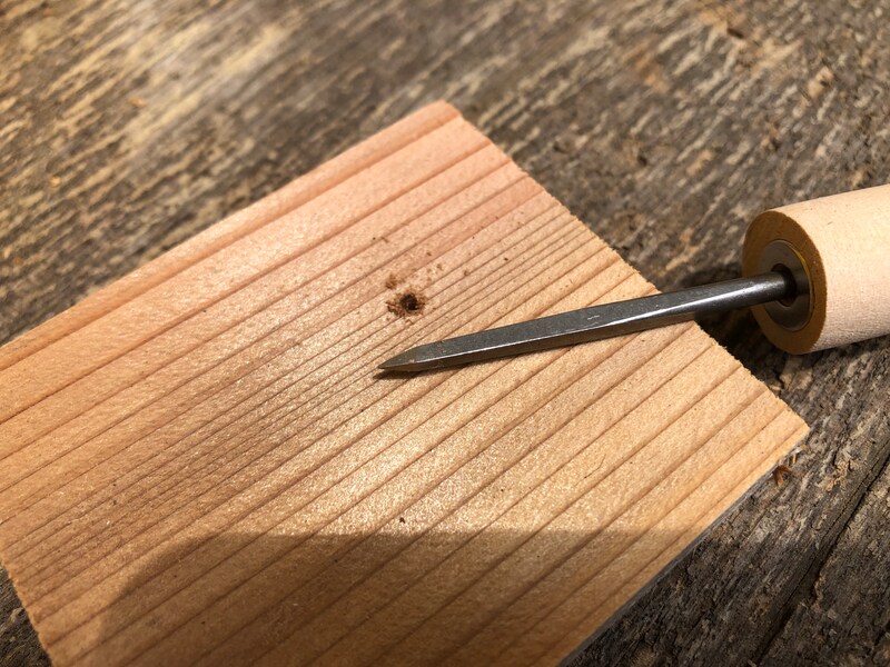 ダイソーの「四方キリ」で簡単に穴があく