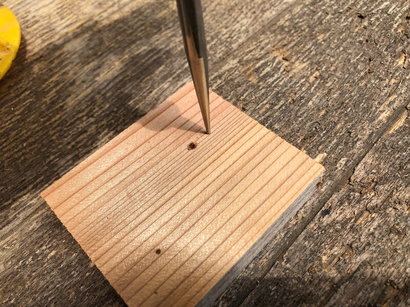 ダイソーの「細工用丸キリ」も木材に対して刃先を垂直にする