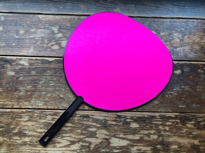 ダイソーの「コンサート用デコうちわ　蛍光ピンク」