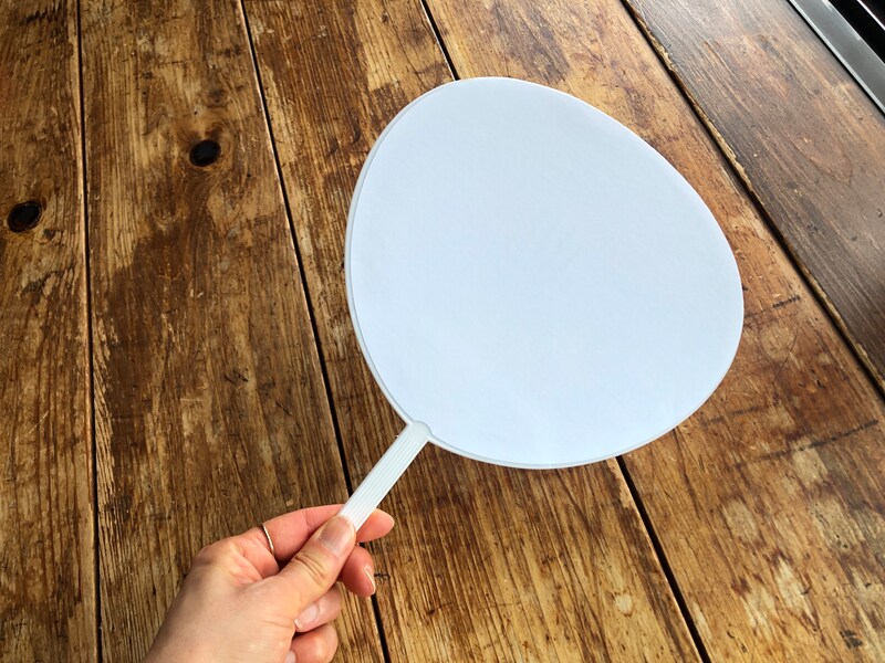 ダイソーの「コンサート用うちわ　小」は小さめサイズ