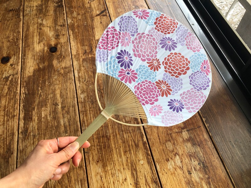 ダイソーの「うちわ（花柄）」