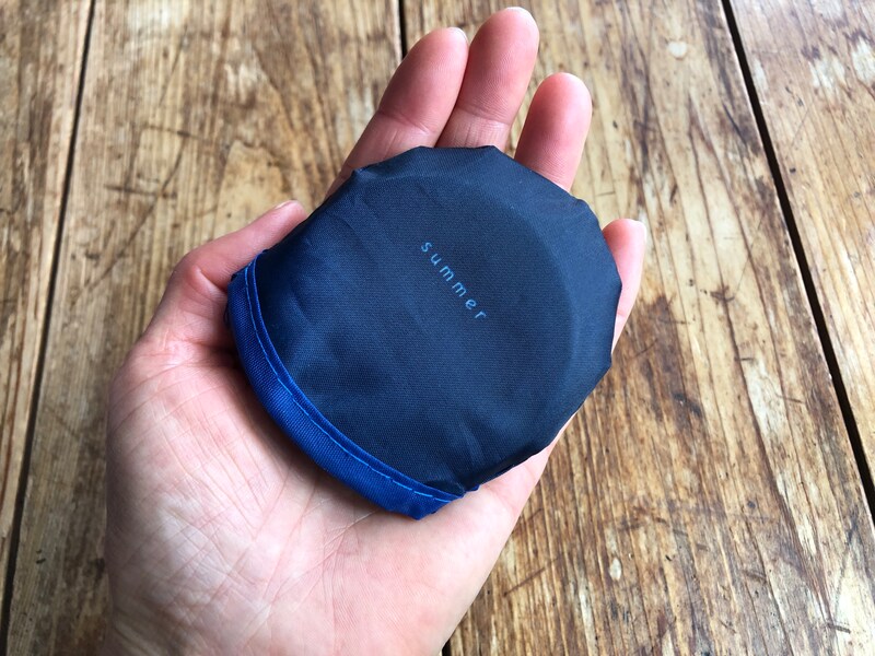 ダイソーの「折りたたみうちわ」はたたむと手のひらサイズ