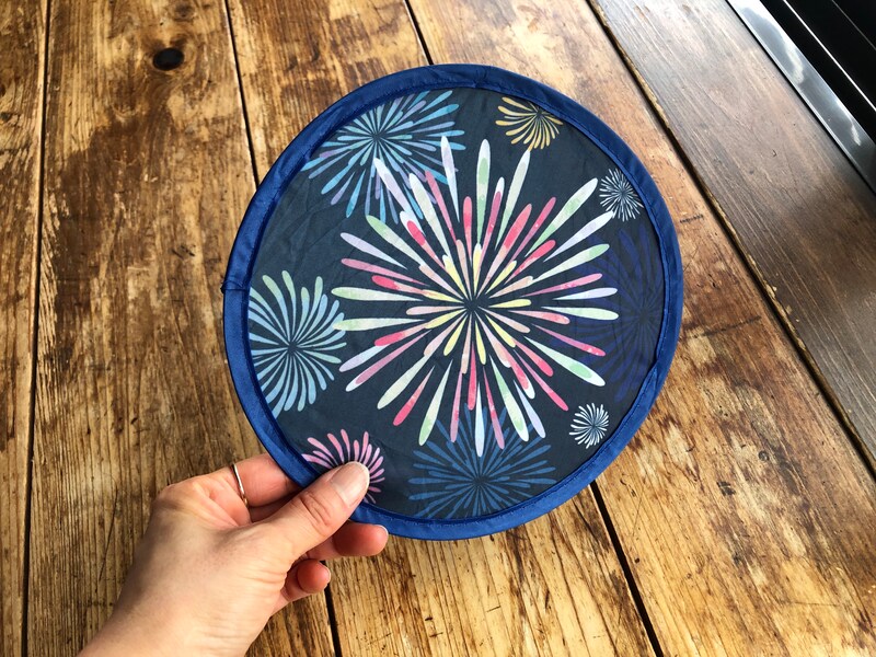 ダイソーの「折りたたみうちわ」はカバーから出すと勢いよく開く