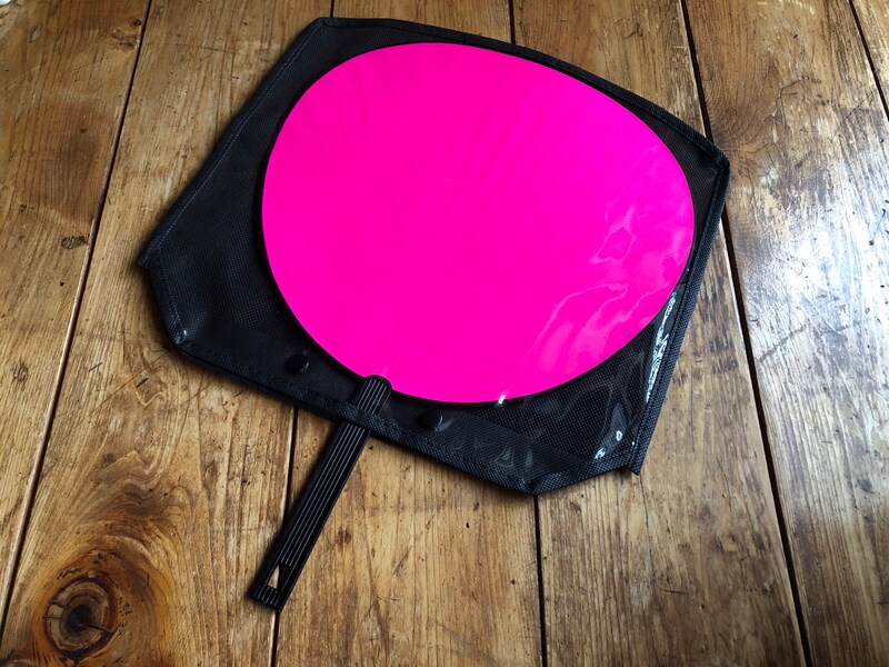 ダイソーの推し活用の「うちわカバー」