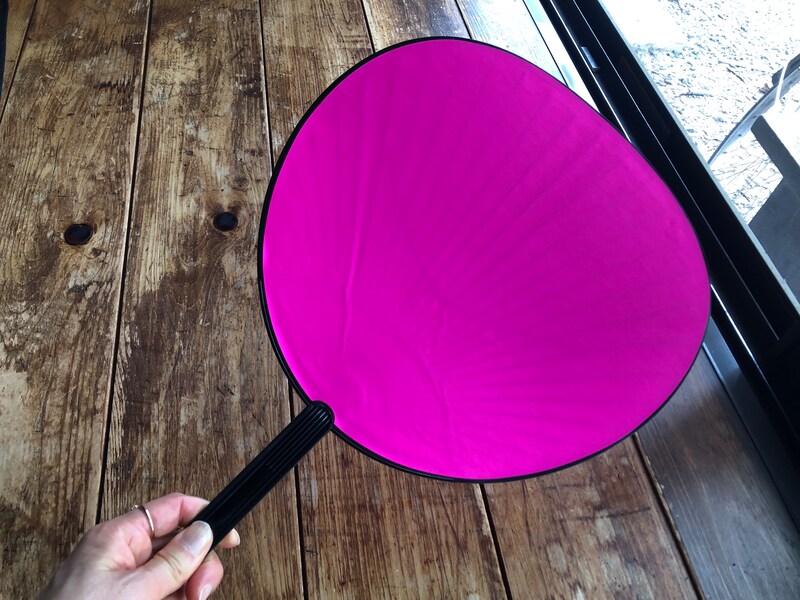 ダイソーの「コンサート用デコうちわ　蛍光ピンク」は大きめ