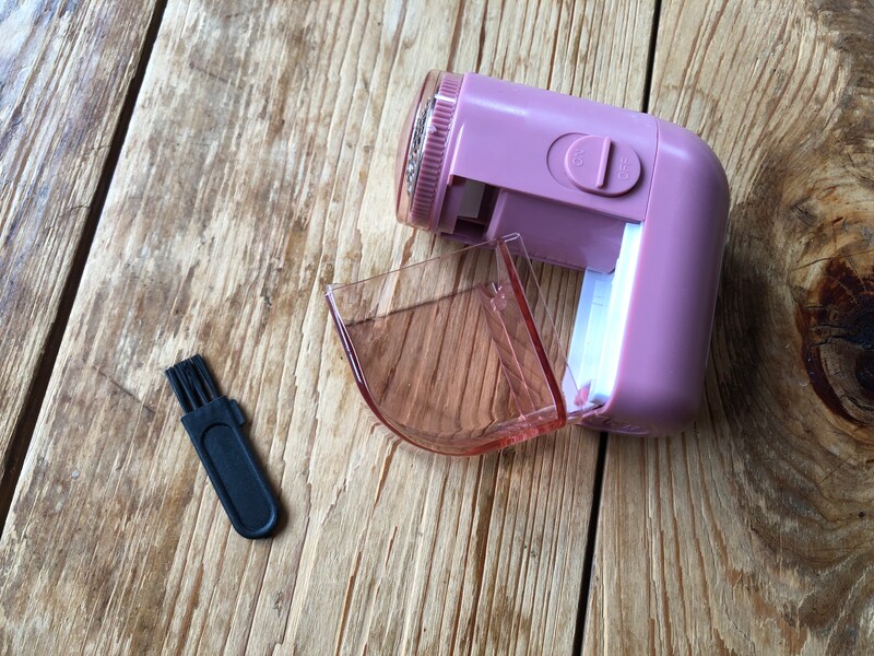 ダイソーの「毛玉とり」で服のメンテナンスが簡単にできる