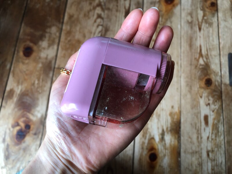 ダイソーの「毛玉とり」は手のひらサイズ