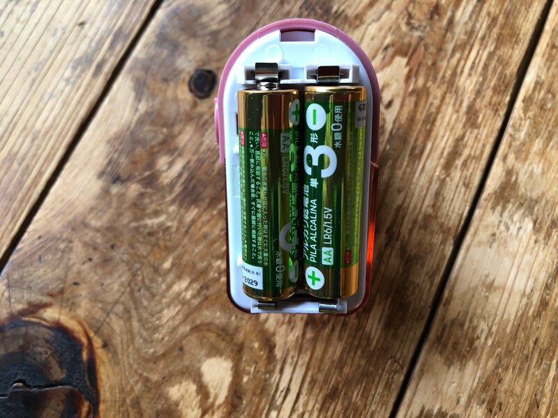 ダイソーの「毛玉とり」にアルカリ単3電池を入れる