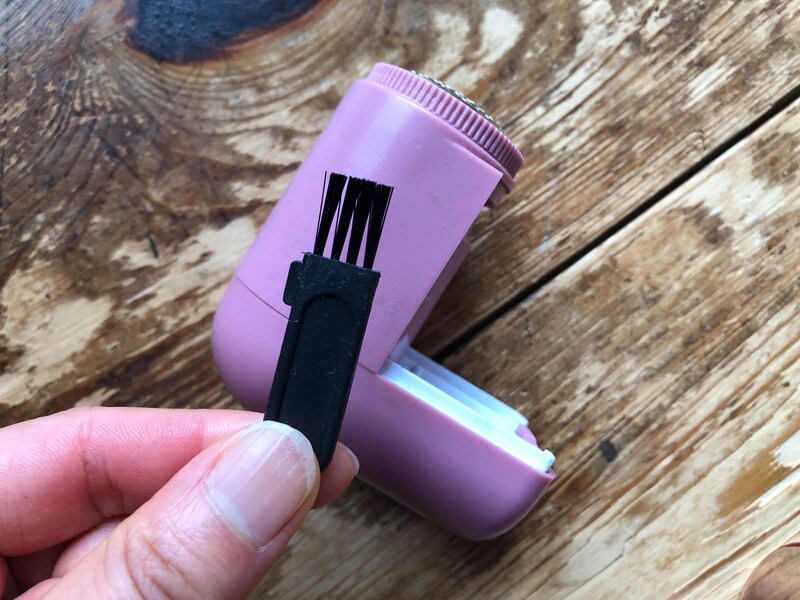 付属のブラシで、細かいごみをかき出せる