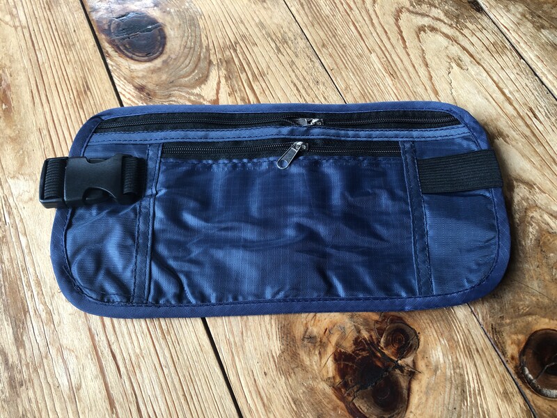 ダイソーの「ウエストポーチ　2ポケット、薄型」