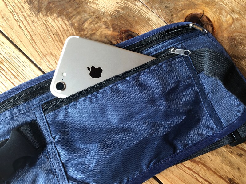ダイソーの「ウエストポーチ　2ポケット、薄型」のポケットはスマホも入る