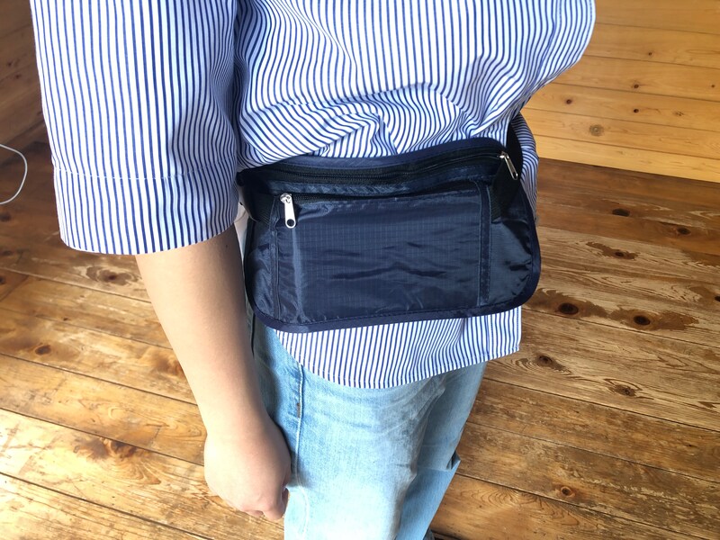 ダイソーの「ウエストポーチ　2ポケット、薄型」のベルトはゴムで、腰にフィットする