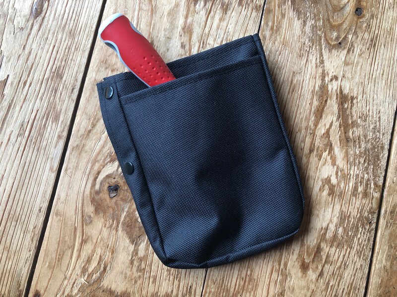 ダイソーの「ウエストポーチ　ボタン付き」はポケットあり。工具なども入る