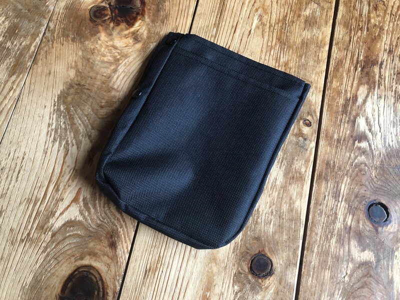 ダイソーの「ウエストポーチ　ボタン付き」