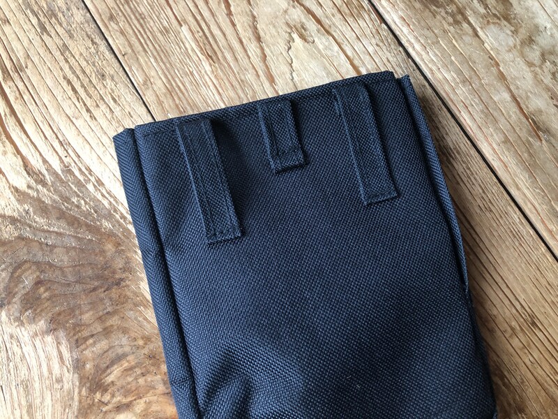 ダイソーの「ウエストポーチ　ボタン付き」はベルトにつけて使う