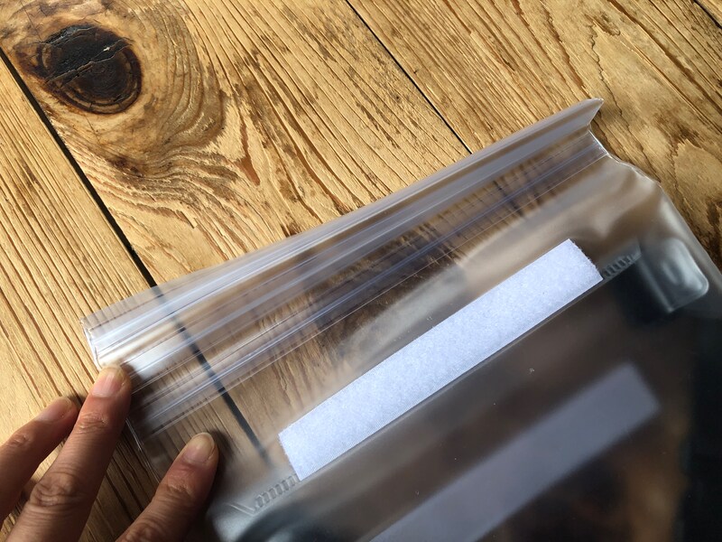 ダイソーの「防水ウエストポーチ」は三重のジッパー