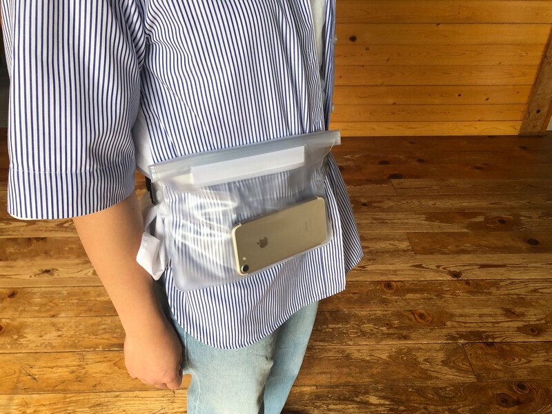 ダイソーの「防水ウエストポーチ」はベルトの調整が可能