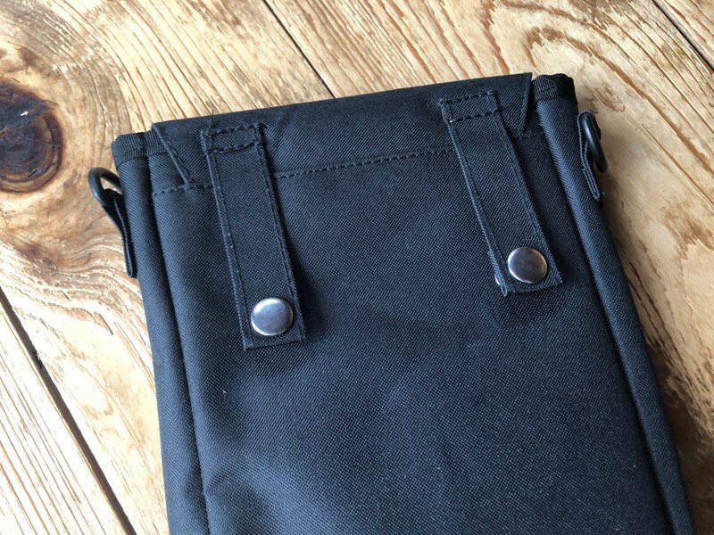 ダイソーの「ウエストポーチ」はベルトをしたままでもつけられる